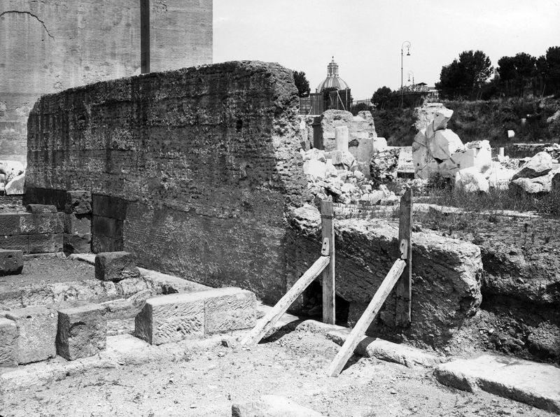 012158 - monumento - Foro Romano, Basilica Emilia: tabernae nove, in blocchi di tufo in opera quadrata. Tabernae IV e V. Neg. serie E nÂ° 1102