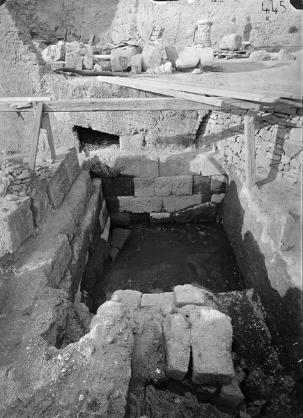 012163 - monumento - Foro Romano, Basilica Emilia: tabernae nove, in blocchi di tufo in opera quadrata. Taberna V. Neg. serie E nÂ° 445