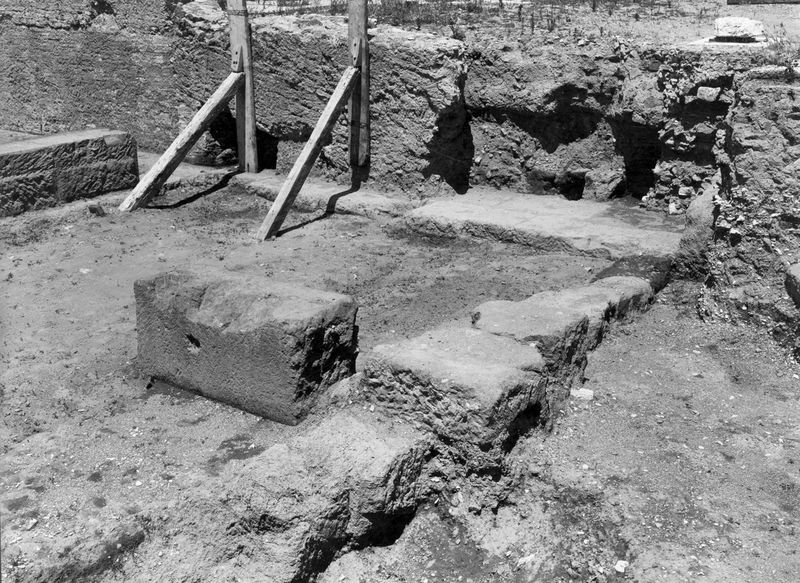 012164 - monumento - Foro Romano, Basilica Emilia: tabernae nove, in blocchi di tufo in opera quadrata. Taberna V. Neg. serie E nÂ° 1195
