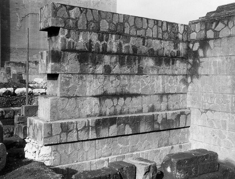 012218 - monumento - Foro Romano, Basilica Emilia: tabernae nove, in blocchi di tufo in opera quadrata. Taberna V. Neg. serie E nÂ° 1077