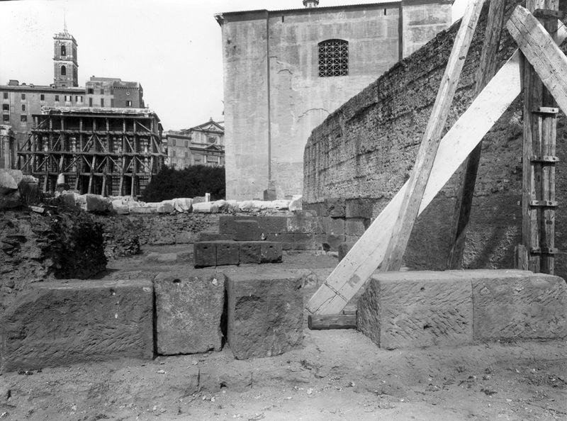 012168 - monumento - Foro Romano, Basilica Emilia: tabernae nove, in blocchi di tufo in opera quadrata. Taberna V. Neg. serie E nÂ° 1107