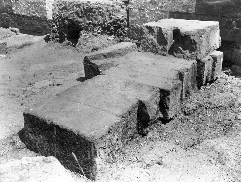 012174 - monumento - Foro Romano, Basilica Emilia: tabernae nove, in blocchi di tufo in opera quadrata. Taberna VI. Neg. serie E nÂ° 1121
