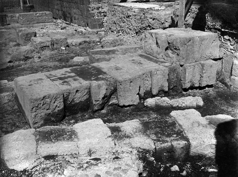 012180 - monumento - Foro Romano, Basilica Emilia: tabernae nove, in blocchi di tufo in opera quadrata. Taberna VI. Neg. serie E nÂ° 1105