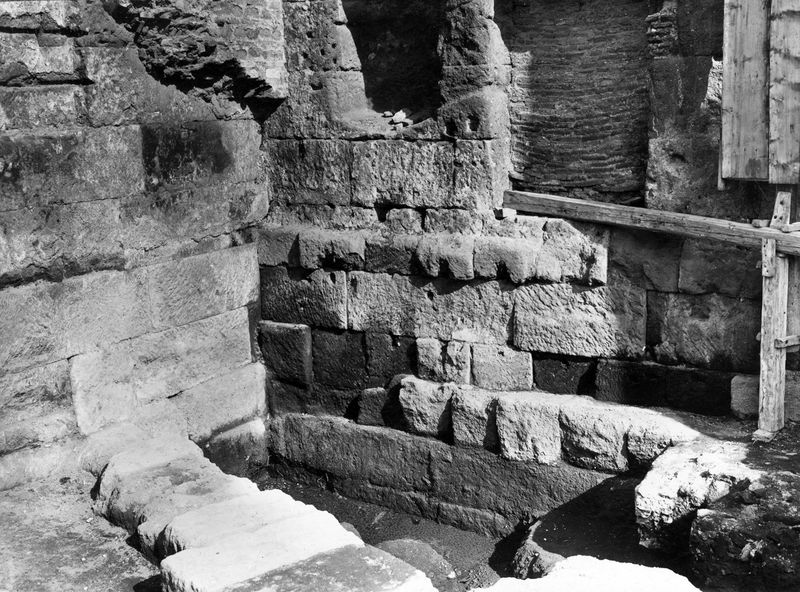 012182 - monumento - Foro Romano, Basilica Emilia: tabernae nove, in blocchi di tufo in opera quadrata. Taberna VI. Neg. serie E nÂ° 1098/ Film nÂ° 1505