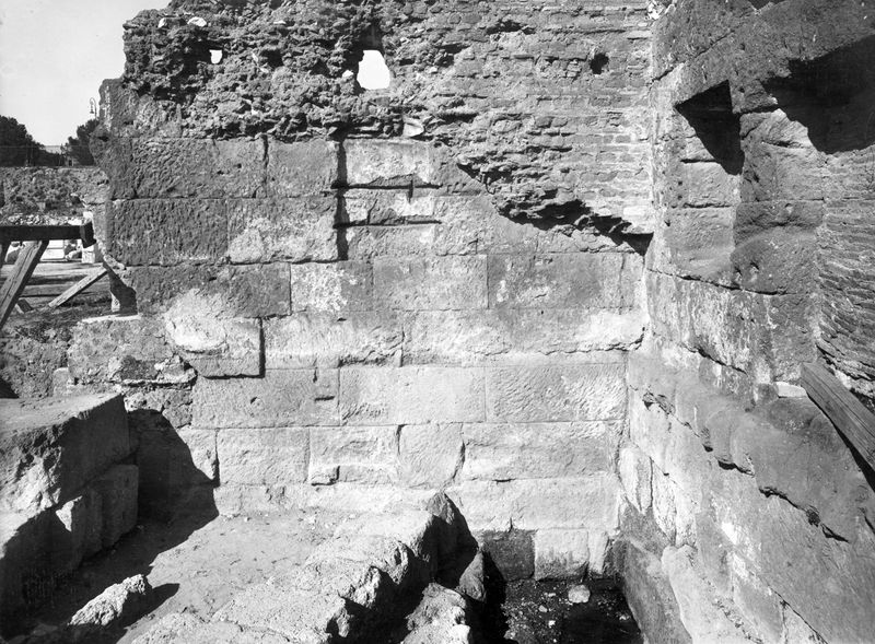 012183 - monumento - Foro Romano, Basilica Emilia: tabernae nove, in blocchi di tufo in opera quadrata. Taberna VI. Neg. serie E nÂ° 1104