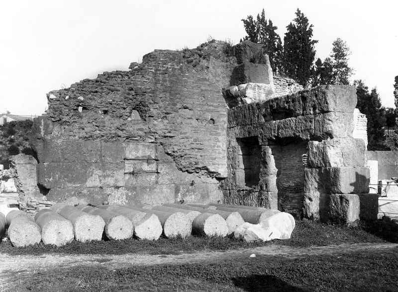 012185 - monumento - Foro Romano, Basilica Emilia: tabernae nove, in blocchi di tufo in opera quadrata e in opera vittata come restauro successivo. Taberna VI. Neg. serie E nÂ° 1126