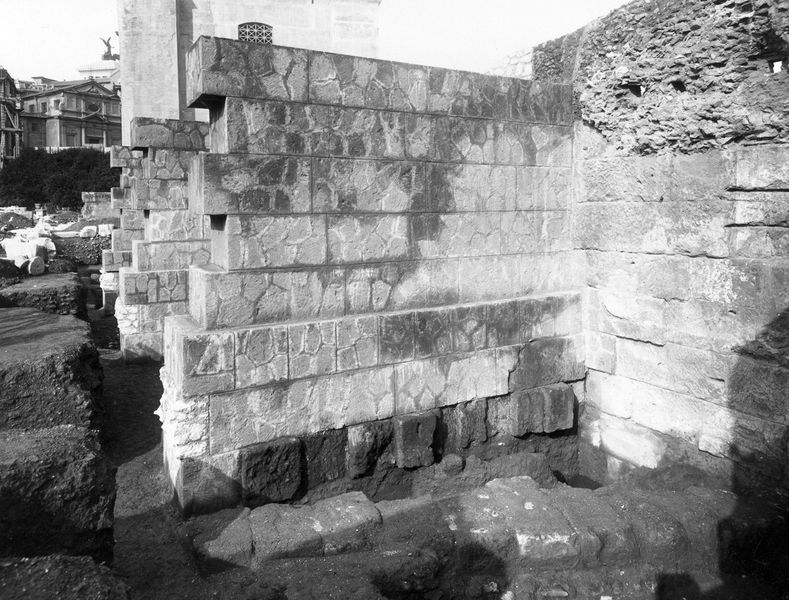 012187 - monumento - Foro Romano, Basilica Emilia: tabernae nove, in blocchi di tufo in opera quadrata. Taberna VI. Neg. serie E nÂ° 1076