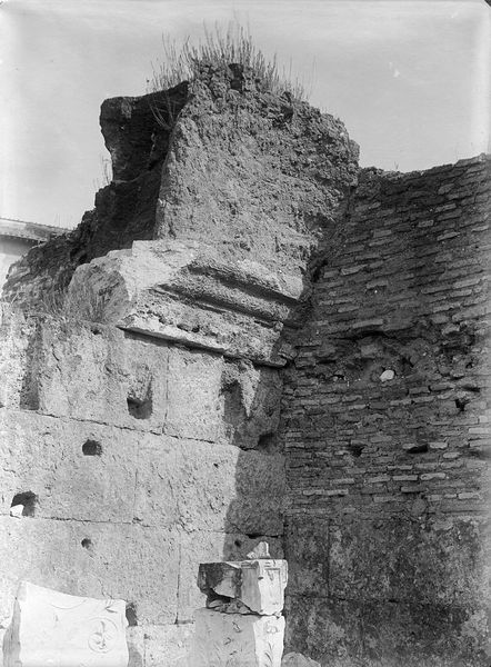 012191 - monumento - Foro Romano, Basilica Emilia: tabernae nove, opera quadrata di tufo e un tratto minore in opera laterizia. Taberna VI. Neg. serie E nÂ° 1085