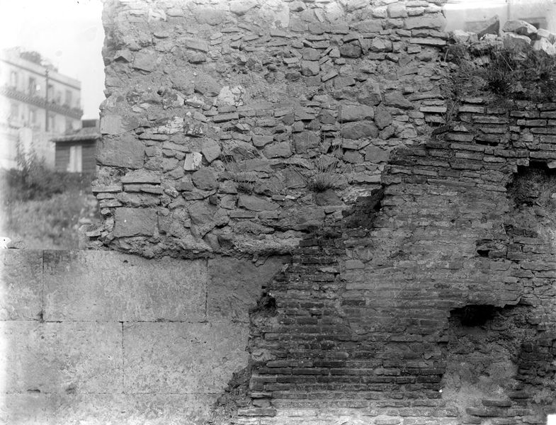 012189 - monumento - Foro Romano, Basilica Emilia: tabernae nove, in opera tumultuaria (epoca medievale). Taberna VII. Neg. serie E nÂ° 1056
