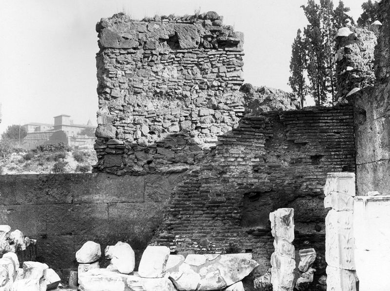 012190 - monumento - Foro Romano, Basilica Emilia: tabernae nove, in opera tumultuaria (epoca medievale). Sotto muro in opera quadrata a blocchi di tufo e di fianco, muro in opera laterizia. Taberna VII. Neg. serie E nÂ° 1071
