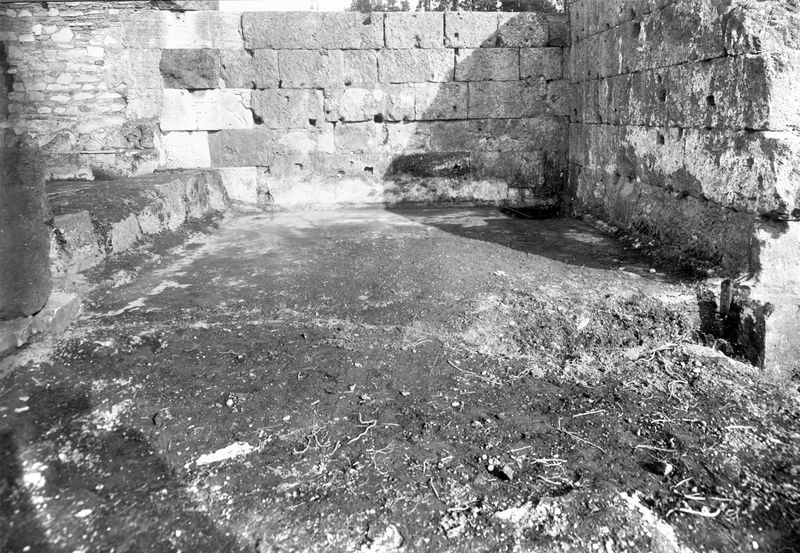 012210 - monumento - Foro Romano, Basilica Emilia: tabernae nove, in opera tumultuaria (epoca medievale). Taberna IX. Neg. serie E nÂ° 1113