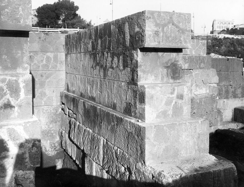 012127 - monumento - Foro Romano, Basilica Emilia: tabernae nove, ricostruzione del muro in blocchi di tufo in opera quadrata. Taberna I. Neg. serie E nÂ° 1081