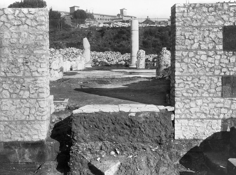 012171 - monumento - Basilica Emilia, ingresso centrale, visto da sud-ovest, successivamente i lavori di ricostruzione del paramento murario. Neg. serie E nÂ° 1227