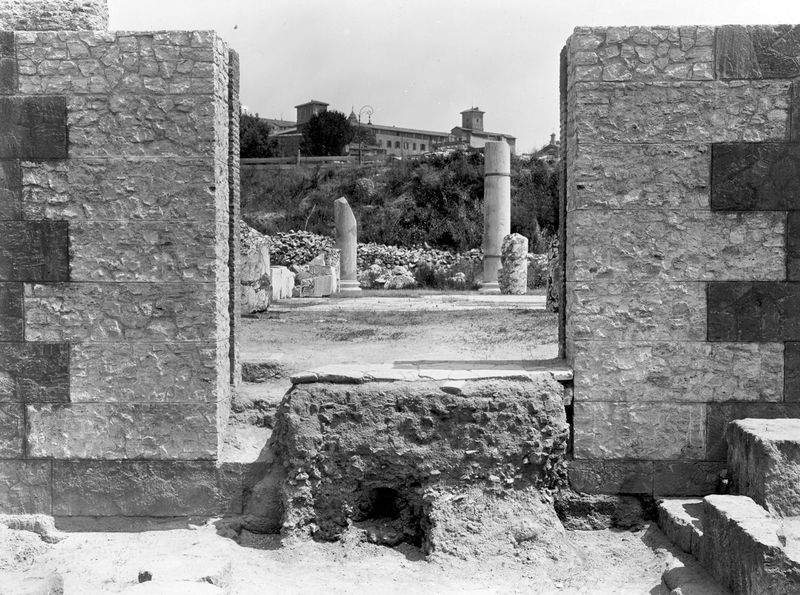 012173 - monumento - Basilica Emilia, ingresso centrale, visto da sud-ovest, successivamente i lavori di ricostruzione del paramento murario. Neg. serie E nÂ° 1230