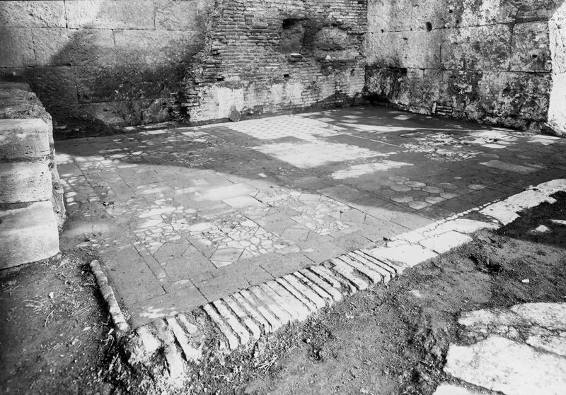 012195 - monumento - Basilica Emilia, pavimento in opus sectile (?) restaurato, della taberna VIII. Neg. serie E nÂ° 1115