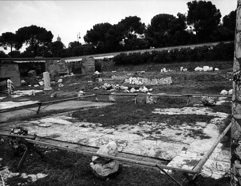 011401 - monumento - Basilica Emilia, pavimento in lastre marmoree dell'Aula della basilica. Giugno 1968. Neg. serie 9x12 nÂ°776