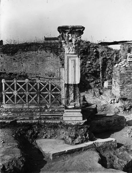 003680 - monumento - Palatino, Domus Flavia, la basilica, particolare di una transenna; neg. serie E, n. 2066