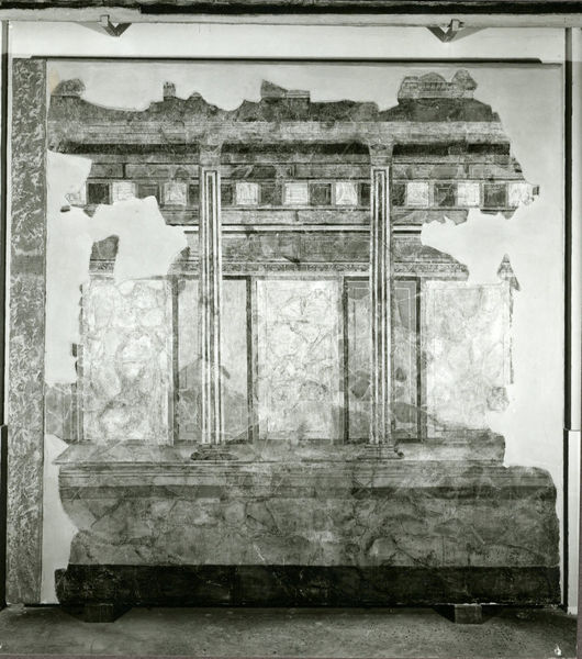 002692 - reperto - Casa Repubblicana a fianco delle Scalae Caci (sud-ovest della Casa di Livia), ambiente II della pianta degli scavi del Carettoni del 1956. 
Rivestimento parietale che si conserva solo nella parete meridionale in secondo stile pompeiano (fase I A del Beyen).

Bibliografia di riferimento: Morricone, M.L. "Mosaici antichi in Italia-Regio X Palatium" 1967 pag. 40 e ss. 
Carettoni, G.F. in RendPontAcc. XXIX, 1956-1957 pp. 53-54

Gabinetto Fotografico Nazionale nÂ°E 47970