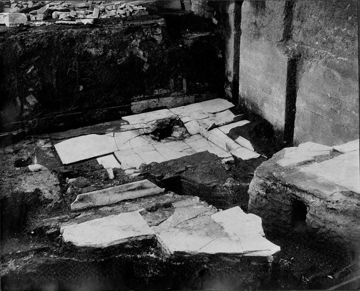 005511 - scavo archeologico - Domus Transitoria, rivestimento in lastre marmoree della fontana (?) accanto al c.d. portico a giorno della Domus Aurea sul Palatino, sotto al ninfeo occidentale della Domus Flavia.  Neg. serie C nÂ° 522