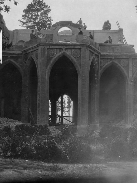 022626 - monumento - Palatino, Domus Augustana, Villa Mills, la facciata settentrionale, la parte sinistra del porticato durante la demolizione; neg. serie E, n. 680.