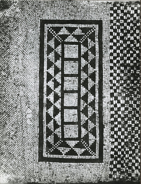002561 - monumento - Casa di Augusto, soglia del corridoio C : su fondo bianco di tessere disposte in ordito rettilineo, Ã¨ disegnata una cornice rettangolare con tre filari di tessere nere e all'interno due filari di tessere bianche. Nel campo centrale a tessere bianche si alternano tessere nere a formare triangoli rettangoli e isosceli. Al centro quadrati di tessere nere su fondo bianco.,
Databile tra l'etÃ  di Cesare e Augusto. 
Ulteriori notizie bibliografiche: Morricone, M.L. "Mosaici antichi in Italia-Regio X" 1969 pag. 48 
Senza Negativo
