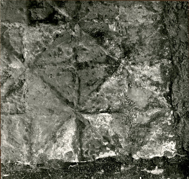 002548 - monumento - Casa di Augusto, vano 10: impronte nella malta di un pavimento in opus sectile, redatto secondo il motivo "dei cubi prospettici". Il campo Ã¨ bordato da una fascia decorata con il motivo dei quadrati listellati contenenti  un quadrato iscritto sulla diagonale, anch'esso listellato. Ulteriori notizie bibliografiche: Guidobaldi, F. 1999, Sectilia pavimenta delle residenze imperiali di Roma e dellâ€™area romana, in La mosaÃ¯que GrÃ©co â€“ Romaine VII. Actes du Colloque International pour lâ€™Ã©tude de la mosaÃ¯que antique (Tunis, 3-7 octobre 1994), Tunis, p. 644, pl. CCXL, F.
Senza Negativo