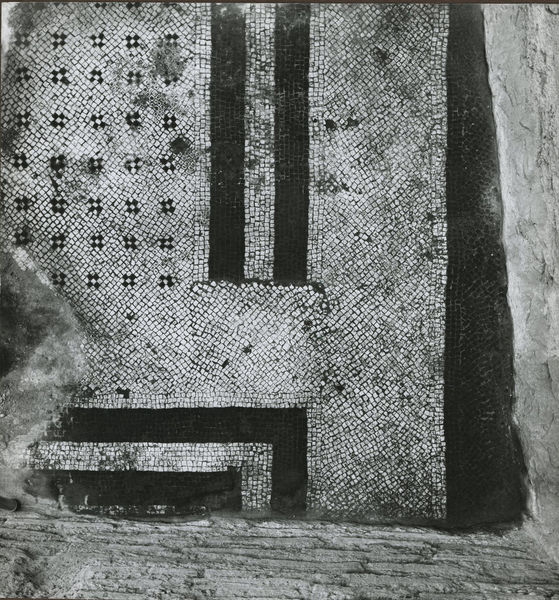 002564 - monumento - Casa di Augusto, vano x : il campo centrale Ã¨ formato da tessere bianche a ordito obliquo, ornate dal motivo a crocette (quattro tessere nere intorno ad una bianca), disposte ad intervalli regolari. E' incorniciato in due fasce di sette filari di tessere nere, scandite da una fascia di sei filari di tessere bianche.  
Databile tra l'etÃ  di Cesare e Augusto. 
Ulteriori notizie bibliografiche: Morricone, M.L. "Mosaici antichi in Italia-Regio X" 1969 pag. 48 
Senza Negativo