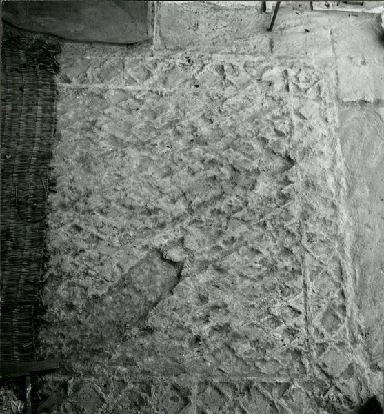 002546 - monumento - Casa di Augusto, vano 11: impronte nella malta di un pavimento in opus sectile a modulo rombico con motivo a rombi listellati. Ulteriori notizie bibliografiche: Morricone, M.L. "Mosaici antichi in Italia-Regio X" 1969 pag. 52
Guidobaldi, F. 1999, Sectilia pavimenta delle residenze imperiali di Roma e dellâ€™area romana, in La mosaÃ¯que GrÃ©co â€“ Romaine VII. Actes du Colloque International pour lâ€™Ã©tude de la mosaÃ¯que antique (Tunis, 3-7 octobre 1994), Tunis, p. 644, pl. CCXL, D.
Guidobaldi, F. 1985, Pavimenti in opus sectile di Roma e dellâ€™area romana: proposte per una classificazione e criteri di datazione, in Marmi Antichi. Problemi dâ€™impiego, di restauro e dâ€™identificazione, Roma, p. 214.

Neg.serie 6x6 nÂ°1721