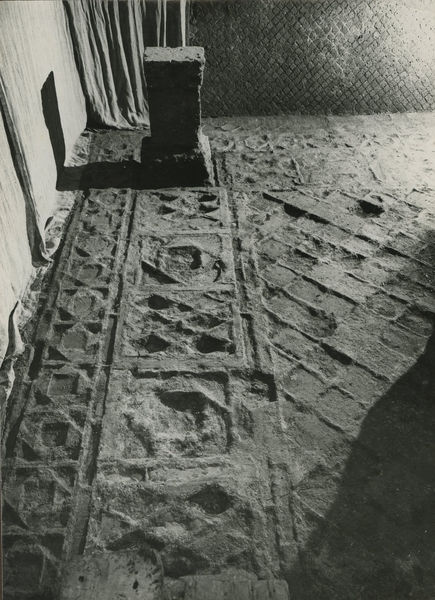002555 - monumento - Casa di Augusto, oecus (ambiente 13): pavimento in opus sectile a modulo quadrato con motivo a quadrati listellati (L/Q della classificazione del Guidobaldi). Impronte nello stato preparatorio di malta. Bibliografia di riferimento:
Guidobaldi, F. 1999, Sectilia pavimenta delle residenze imperiali di Roma e dellâ€™area romana, in La mosaÃ¯que GrÃ©co â€“ Romaine VII. Actes du Colloque International pour lâ€™Ã©tude de la mosaÃ¯que antique (Tunis, 3-7 octobre 1994), Tunis, p. 640, pl. CCXL, F.
Neg. serie 9x12 nÂ°1365