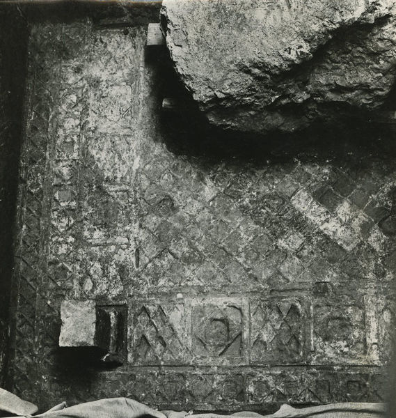 002557 - monumento - Casa di Augusto, oecus (ambiente 13): pavimento in opus sectile a modulo quadrato con motivo a quadrati listellati (L/Q della classificazione del Guidobaldi). Impronte nello stato preparatorio di malta. Bibliografia di riferimento:
Guidobaldi, F. 1999, Sectilia pavimenta delle residenze imperiali di Roma e dellâ€™area romana, in La mosaÃ¯que GrÃ©co â€“ Romaine VII. Actes du Colloque International pour lâ€™Ã©tude de la mosaÃ¯que antique (Tunis, 3-7 octobre 1994), Tunis, p. 640, pl. CCXL, F.
Neg. serie 6x6 nÂ°2251