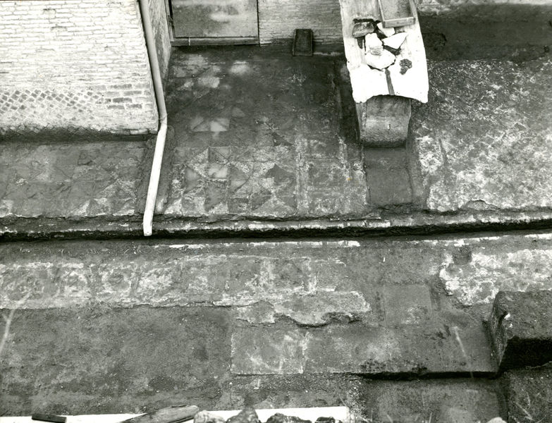 002584 - monumento - Casa di Augusto, vano 10: impronte nella malta di un pavimento in opus sectile, redatto secondo il motivo "dei cubi prospettici". Il campo Ã¨ bordato da una fascia decorata con il motivo dei quadrati listellati contenenti  un quadrato iscritto sulla diagonale, anch'esso listellato. Ulteriori notizie bibliografiche: Guidobaldi, F. 1999, Sectilia pavimenta delle residenze imperiali di Roma e dellâ€™area romana, in La mosaÃ¯que GrÃ©co â€“ Romaine VII. Actes du Colloque International pour lâ€™Ã©tude de la mosaÃ¯que antique (Tunis, 3-7 octobre 1994), Tunis, p. 644, pl. CCXL, F.
Senza negativo