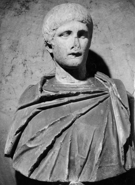005912 - monumento - Palatino, Horti Farnesiani, il Ninfeo della pioggia, busto; FILM n. 1328