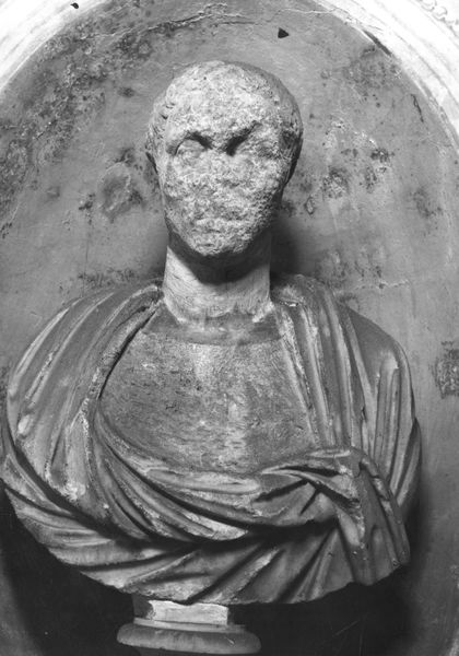 005913 - monumento - Palatino, Horti Farnesiani, il Ninfeo della pioggia, busto; FILM n. 1328