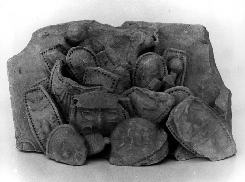 003595 - reperto - Palatino, rilievo con armi dalla Domus Flavia (restauri 1980); neg. serie 6x6, n. 5653