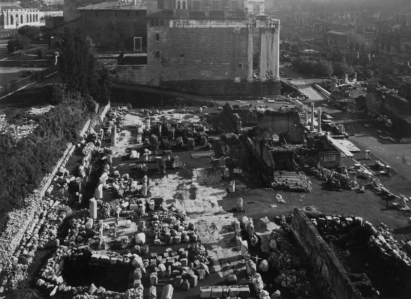 011224 - reperto - Basilica Emilia, elementi architettonici  di difficile identificazione, relativi alla Basilica, posti all'interno dell'Aula.  Gabinetto Fotografico Nazionale Serie E nÂ° 22999
