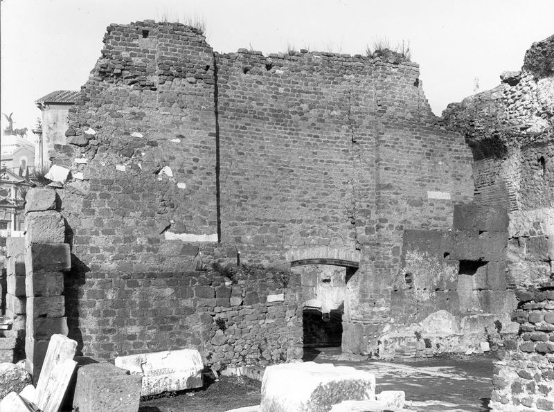 012202 - monumento - Basilica Emilia, taberna VIII, muro medievale. Neg. serie E nÂ° 1073