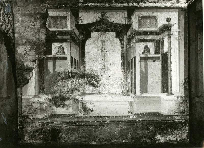 001883 - monumento - Casa di Augusto, "Stanza delle maschere" c.d.: pittura parietale in secondo stile pompeiano, in situ.
Bibliografia: Musatti, G. "Casa di Augusto sul Palatino. L'intervento di restauro e considerazioni sulla decorazione pittorica" in Bollettino d'Arte 2, aprile-giugno 2009 (serie VII) pp. 21 e ss. /  Iacopi, I. "La Casa di Augusto, le pitture" Electa 2007 

Neg. serie Gabinetto Fotografico Nazionale nÂ° E 47765