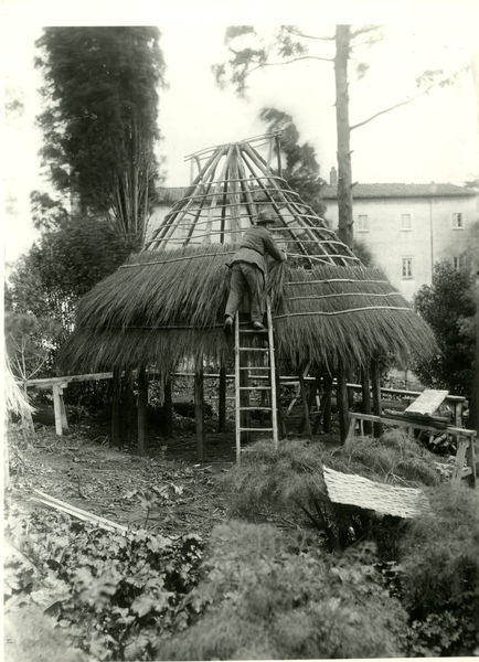 002908 - monumento - Palatino, ricostruzione delle capanne protostoriche (studi Boni); neg. serie E, img. n. 1949
