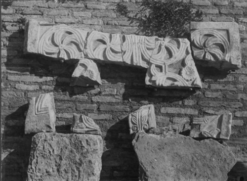 - Foro Romano. Area del Comizio e della Curia. Reperti marmorei.