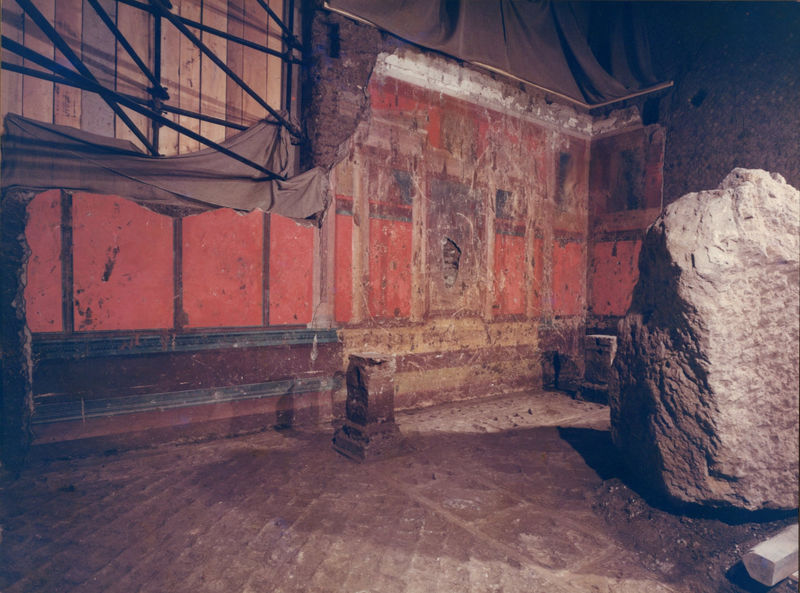 001973 - restauro - Casa di Augusto, Oecus, ambiente 13, pittura parietale in secondo stile pompeiano, ricollocata in situ su pannelli nel 2000.
 Bibliografia: Musatti, G. "Casa di Augusto sul Palatino. L'intervento di restauro e considerazioni sulla decorazione pittorica" in Bollettino d'Arte 2, aprile-giugno 2009 (serie VII) pp. 24 e ss. / Iacopi, I. "La Casa di Augusto, le pitture" Electa 2007 
 Neg. serie 13x18 nÂ° 2903