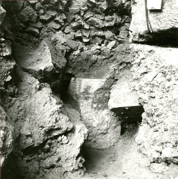002200 - scavo archeologico - Casa di Augusto, zona dell'oecus , rivenimento della porta dell'Oecus verso il peristilio. Dicembre 1969. Neg. serie 6x6 nÂ°1731