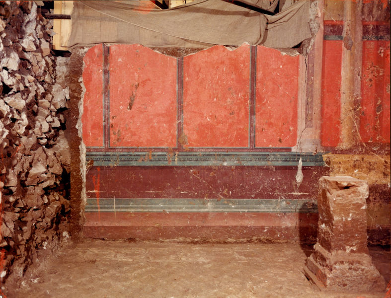 001974 - restauro - Casa di Augusto, Oecus, ambiente 13, pittura parietale in secondo stile pompeiano, ricollocata in situ su pannelli nel 2000.
 Bibliografia: Musatti, G. "Casa di Augusto sul Palatino. L'intervento di restauro e considerazioni sulla decorazione pittorica" in Bollettino d'Arte 2, aprile-giugno 2009 (serie VII) pp. 24 e ss. / Iacopi, I. "La Casa di Augusto, le pitture" Electa 2007 
 Neg. serie 13x18 nÂ° 2902