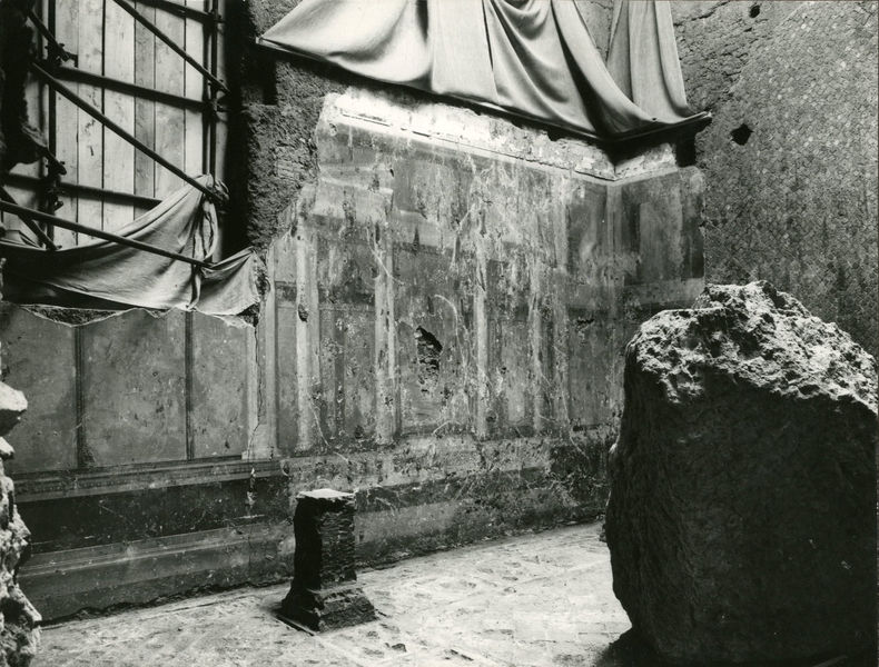 001978 - restauro - Casa di Augusto, Oecus, ambiente 13, pittura parietale in secondo stile pompeiano, ricollocata in situ su pannelli nel 2000.
 Bibliografia: Musatti, G. "Casa di Augusto sul Palatino. L'intervento di restauro e considerazioni sulla decorazione pittorica" in Bollettino d'Arte 2, aprile-giugno 2009 (serie VII) pp. 24 e ss. / Iacopi, I. "La Casa di Augusto, le pitture" Electa 2007 
 Neg. serie 9x12 nÂ° 1354