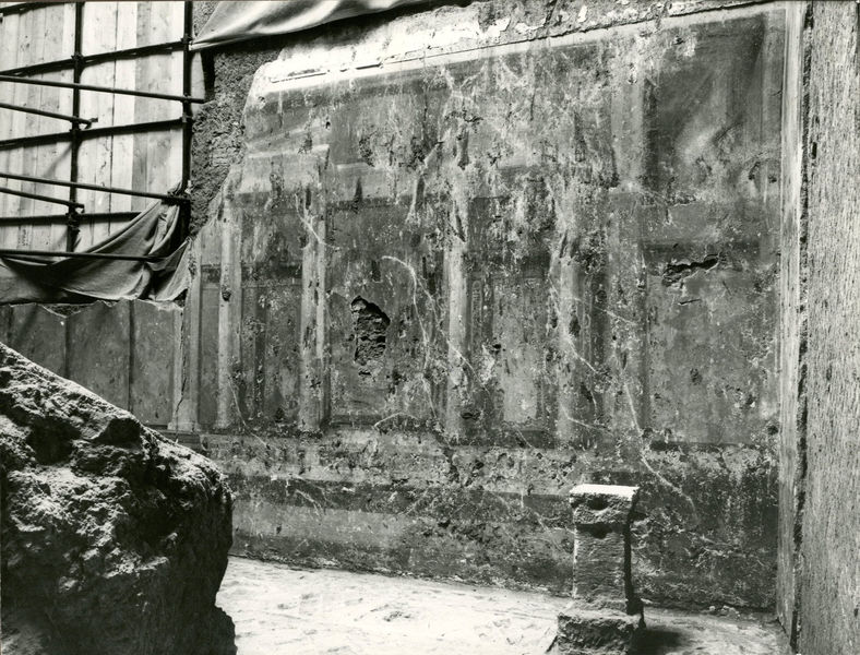 001980 - restauro - Casa di Augusto, Oecus, ambiente 13, pittura parietale in secondo stile pompeiano, ricollocata in situ su pannelli nel 2000.
 Bibliografia: Musatti, G. "Casa di Augusto sul Palatino. L'intervento di restauro e considerazioni sulla decorazione pittorica" in Bollettino d'Arte 2, aprile-giugno 2009 (serie VII) pp. 24 e ss. / Iacopi, I. "La Casa di Augusto, le pitture" Electa 2007 
 Neg. serie 9x12 nÂ° 1353