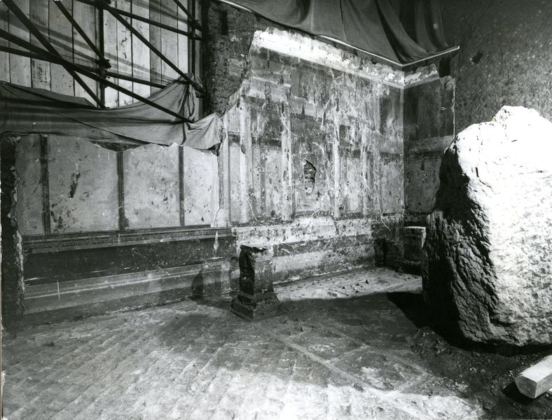 001982 - restauro - Casa di Augusto, Oecus, ambiente 13, pittura parietale in secondo stile pompeiano, ricollocata in situ su pannelli nel 2000.
 Bibliografia: Musatti, G. "Casa di Augusto sul Palatino. L'intervento di restauro e considerazioni sulla decorazione pittorica" in Bollettino d'Arte 2, aprile-giugno 2009 (serie VII) pp. 24 e ss. / Iacopi, I. "La Casa di Augusto, le pitture" Electa 2007 
 Neg. serie F nÂ° 3896