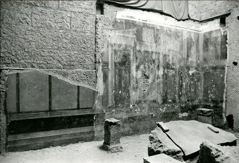 001983 - restauro - Casa di Augusto, Oecus, ambiente 13, pittura parietale in secondo stile pompeiano, ricollocata in situ su pannelli nel 2000.
 Bibliografia: Musatti, G. "Casa di Augusto sul Palatino. L'intervento di restauro e considerazioni sulla decorazione pittorica" in Bollettino d'Arte 2, aprile-giugno 2009 (serie VII) pp. 24 e ss. / Iacopi, I. "La Casa di Augusto, le pitture" Electa 2007 
 Neg. serie Film nÂ° 655