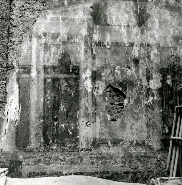001985 - restauro - Casa di Augusto, Oecus, ambiente 13, pittura parietale in secondo stile pompeiano, ricollocata in situ su pannelli nel 2000.
 Bibliografia: Musatti, G. "Casa di Augusto sul Palatino. L'intervento di restauro e considerazioni sulla decorazione pittorica" in Bollettino d'Arte 2, aprile-giugno 2009 (serie VII) pp. 24 e ss. / Iacopi, I. "La Casa di Augusto, le pitture" Electa 2007 
 Neg. serie 6X6 nÂ° 4006/4007