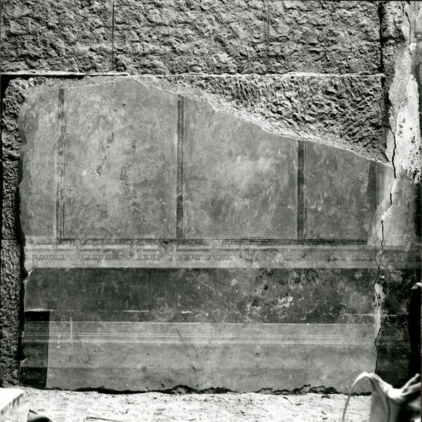 001986 - restauro - Casa di Augusto, Oecus, ambiente 13, pittura parietale in secondo stile pompeiano, ricollocata in situ su pannelli nel 2000.
 Bibliografia: Musatti, G. "Casa di Augusto sul Palatino. L'intervento di restauro e considerazioni sulla decorazione pittorica" in Bollettino d'Arte 2, aprile-giugno 2009 (serie VII) pp. 24 e ss. / Iacopi, I. "La Casa di Augusto, le pitture" Electa 2007 
 Neg. serie 6X6 nÂ° 4008-4009