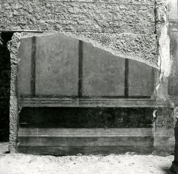001987 - restauro - Casa di Augusto, Oecus, ambiente 13, pittura parietale in secondo stile pompeiano, ricollocata in situ su pannelli nel 2000.
 Bibliografia: Musatti, G. "Casa di Augusto sul Palatino. L'intervento di restauro e considerazioni sulla decorazione pittorica" in Bollettino d'Arte 2, aprile-giugno 2009 (serie VII) pp. 24 e ss. / Iacopi, I. "La Casa di Augusto, le pitture" Electa 2007 
 Neg. serie 6X6 nÂ° 4093