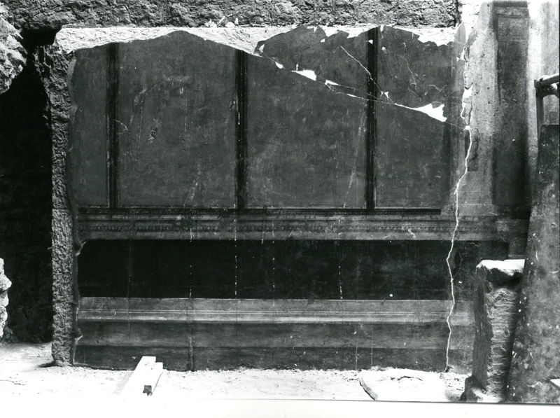 001988 - restauro - Casa di Augusto, Oecus, ambiente 13, pittura parietale in secondo stile pompeiano, ricollocata in situ su pannelli nel 2000.
 Bibliografia: Musatti, G. "Casa di Augusto sul Palatino. L'intervento di restauro e considerazioni sulla decorazione pittorica" in Bollettino d'Arte 2, aprile-giugno 2009 (serie VII) pp. 24 e ss. / Iacopi, I. "La Casa di Augusto, le pitture" Electa 2007 
 Neg. serie Film nÂ° 723